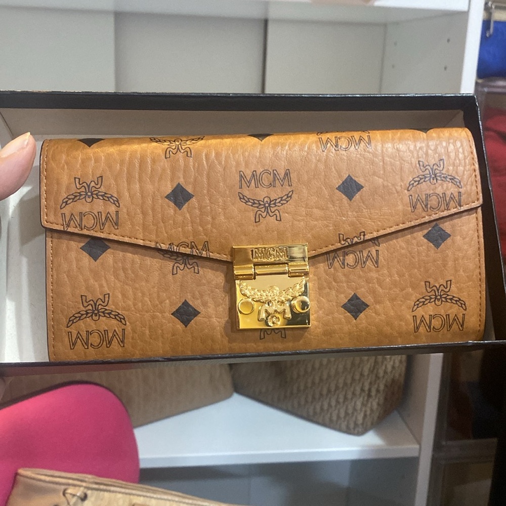 MCM Patricia Visetos Wallet on a Chain NWT in box - Picture 2 of 8